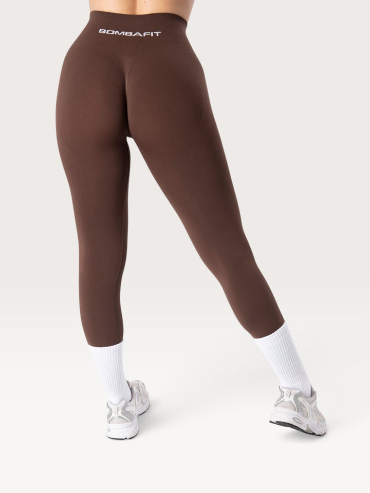 Leggings Bombafit Arya Seamless marroni a vita alta con effetto push-up, realizzati in tessuto tecnico traspirante