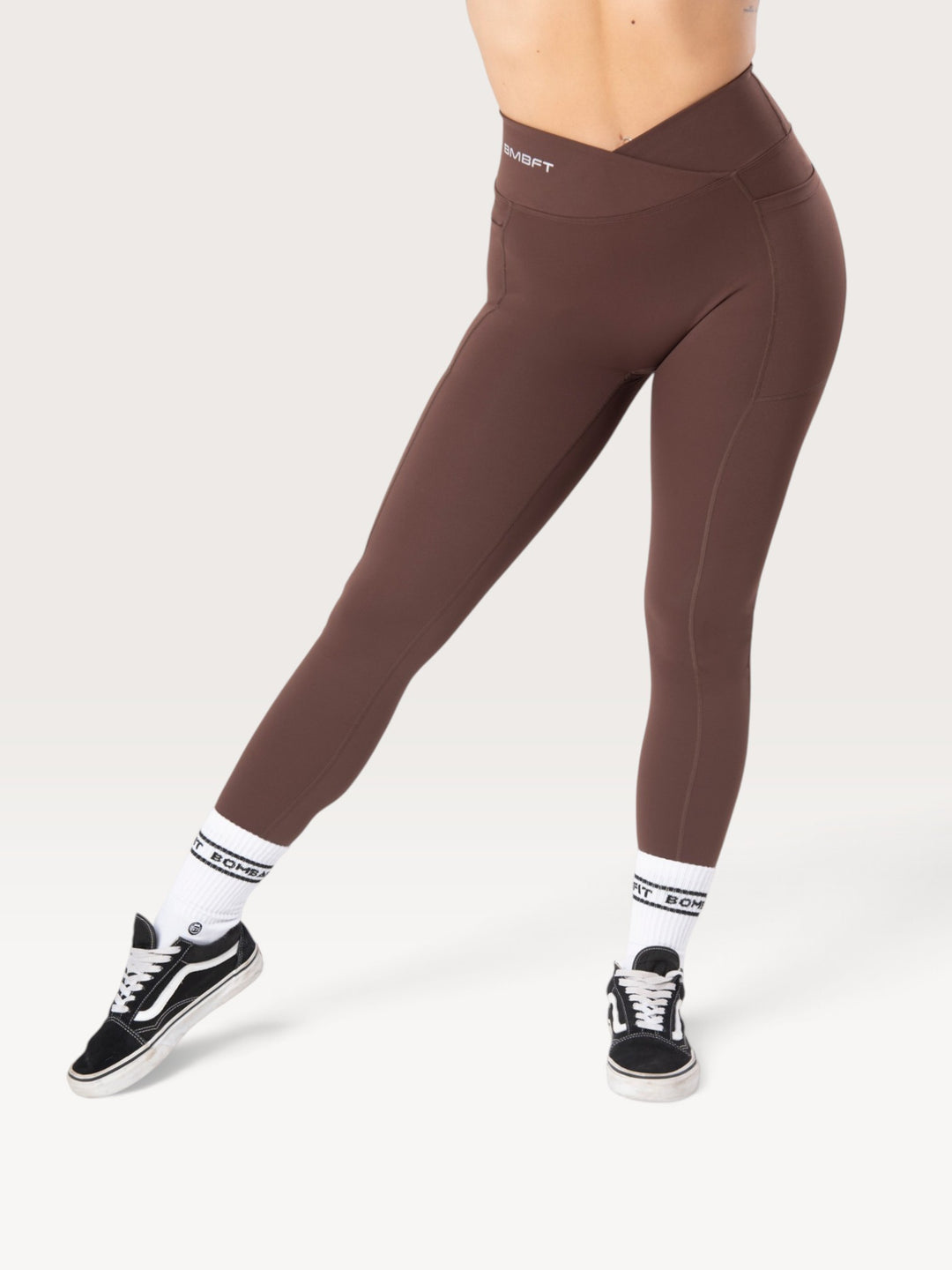 Leggings Bombafit marroni a vita alta con incrocio frontale, tasche laterali e vestibilità compressiva push-up