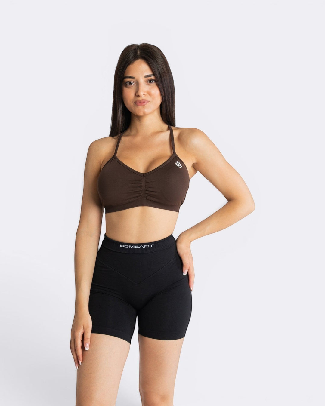 Modella indossa il top sportivo Bombafit Lily Seamless color moka con spalline sottili e design senza cuciture